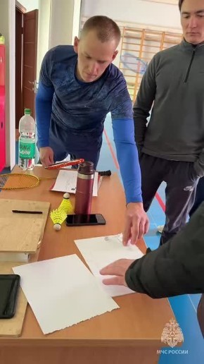 на территории поисково-спасательного отряда им. В.А. Полякова проходит турнир по бадминтону на кубок начальника Главного управления МЧС России по Сахалинской области