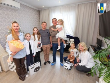 В преддверии Дня многодетной семьи и Нового года губернатор побывал в гостях у Сергея и Екатерины Нор, которые воспитывают пятерых детей