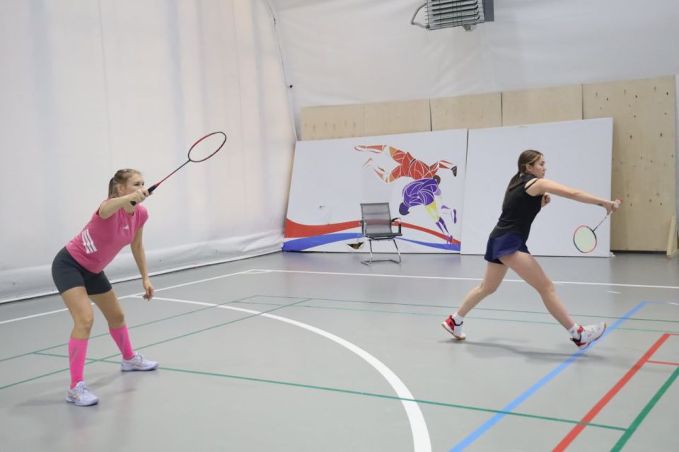 Более 130 бадминтонистов сразились за звание сильнейших в сахалинском чемпионате