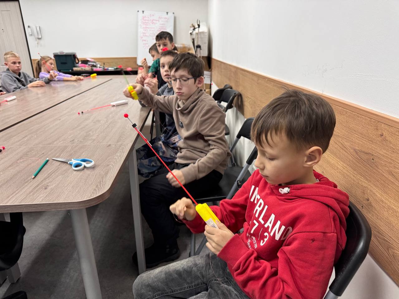 Юные сахалинцы учатся вязать узлы и насаживать опарышей на крючок Юные сахалинцы учатся вязать узлы и насаживать опарышей на крючок