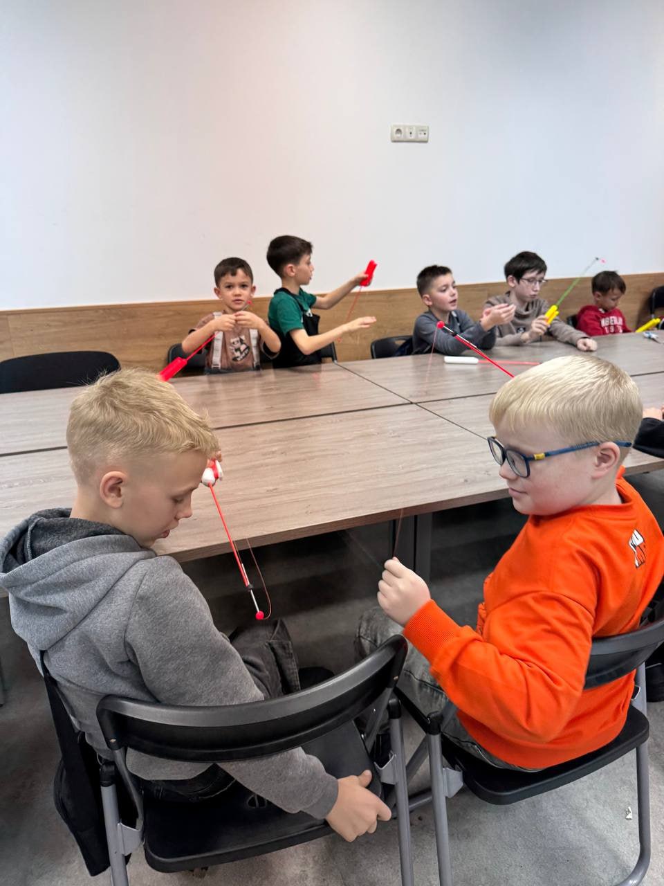 Юные сахалинцы учатся вязать узлы и насаживать опарышей на крючок Юные сахалинцы учатся вязать узлы и насаживать опарышей на крючок