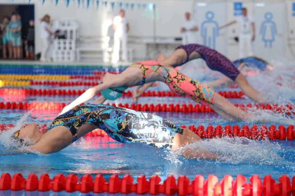 Более 300 сахалинских пловцов вступили в гонку за награды региональных соревнований