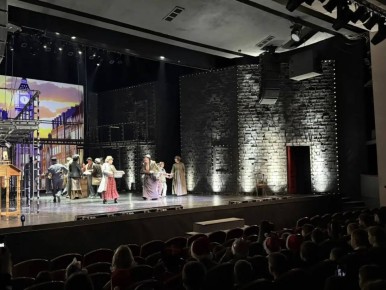 Спектакль «Рождественская история» по произведению Чарльза Диккенса показали на областной ёлке в Южно-Сахалинске