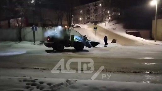 #аствпишут, что сотрудники Корсаковского ДРСУ разбудили жителей улицы Советской шумной расчисткой