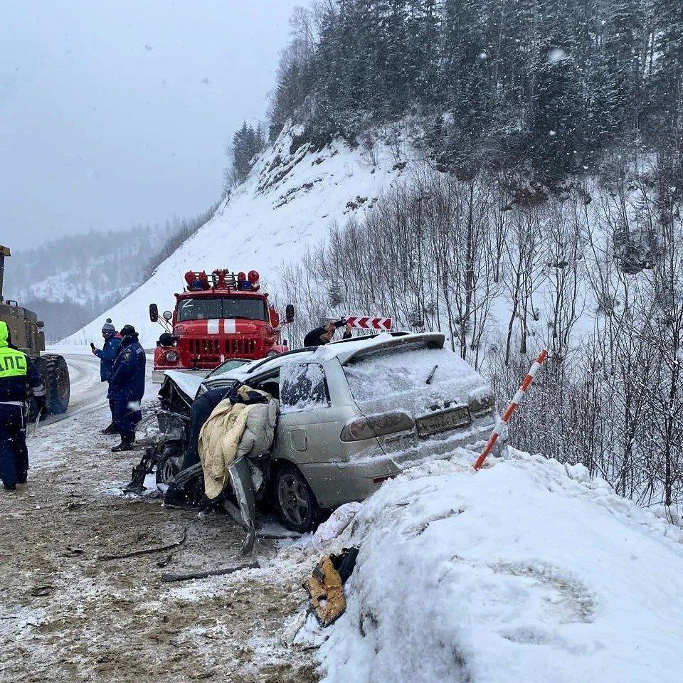 Анивские пожарные ликвидировали последствия ДТП Анивские пожарные ликвидировали последствия ДТП