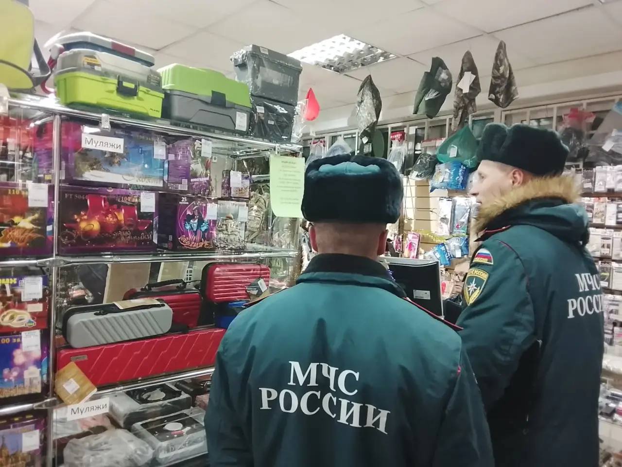 В рейд по точкам продажи пиротехники отправились сотрудники МЧС вместе с сотрудниками полиции в Южно-Сахалинске