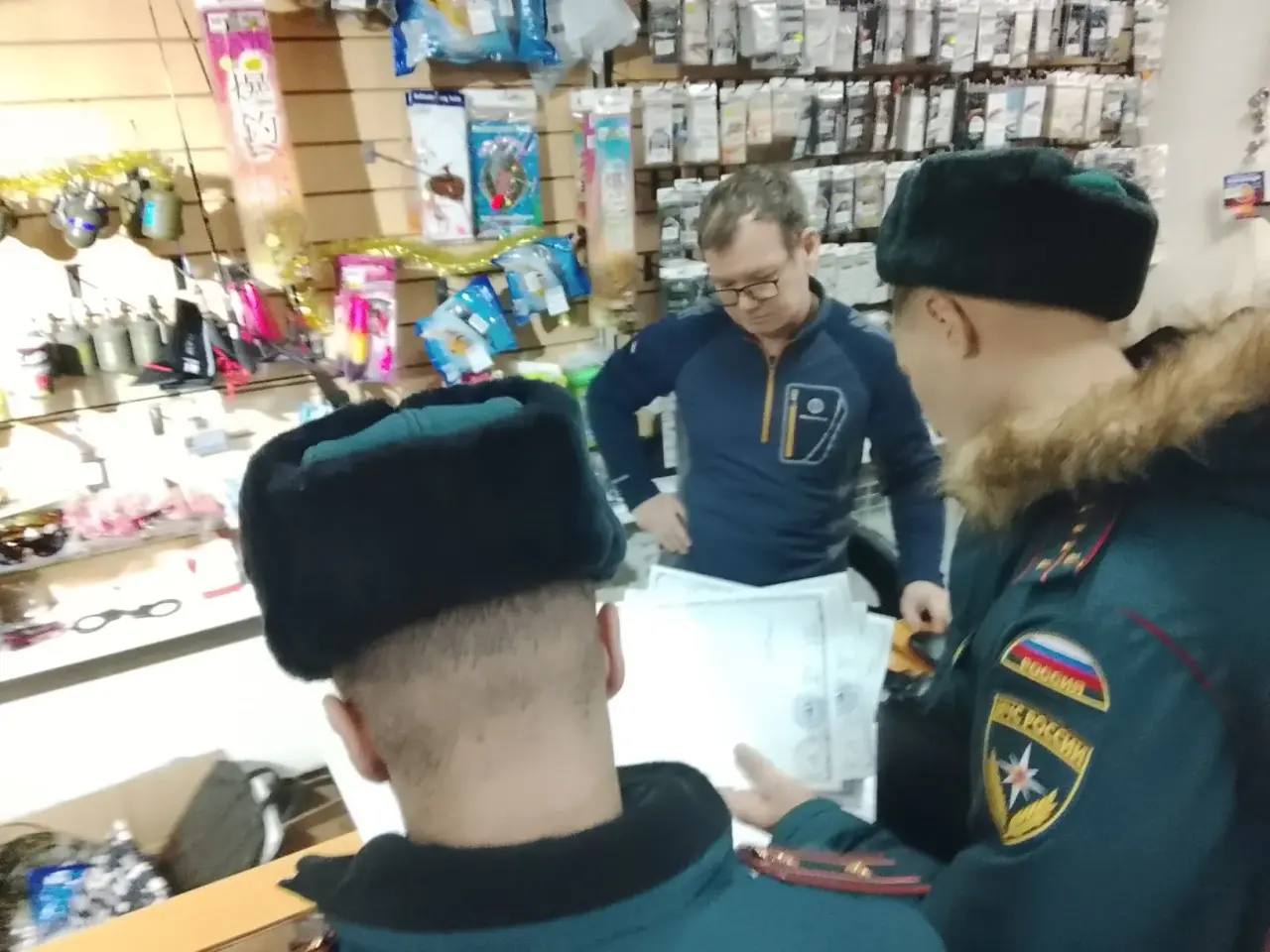 В рейд по точкам продажи пиротехники отправились сотрудники МЧС вместе с сотрудниками полиции в Южно-Сахалинске В рейд по точкам продажи пиротехники отправились сотрудники МЧС вместе с сотрудниками полиции в Южно-Сахалинске