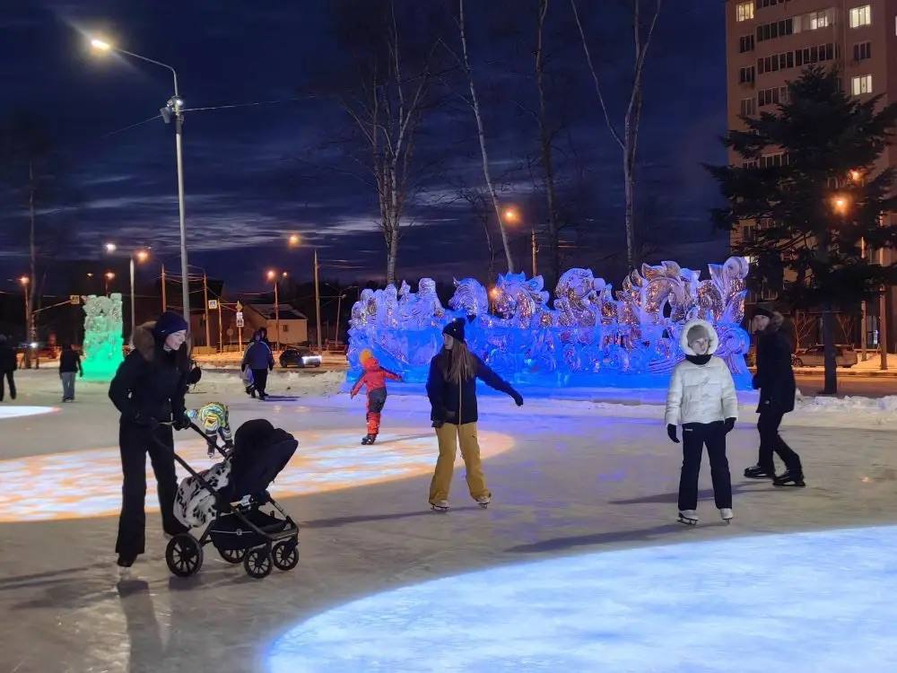 Ледяные фигуры, иллюминация, ёлка и каток Ледяные фигуры, иллюминация, ёлка и каток