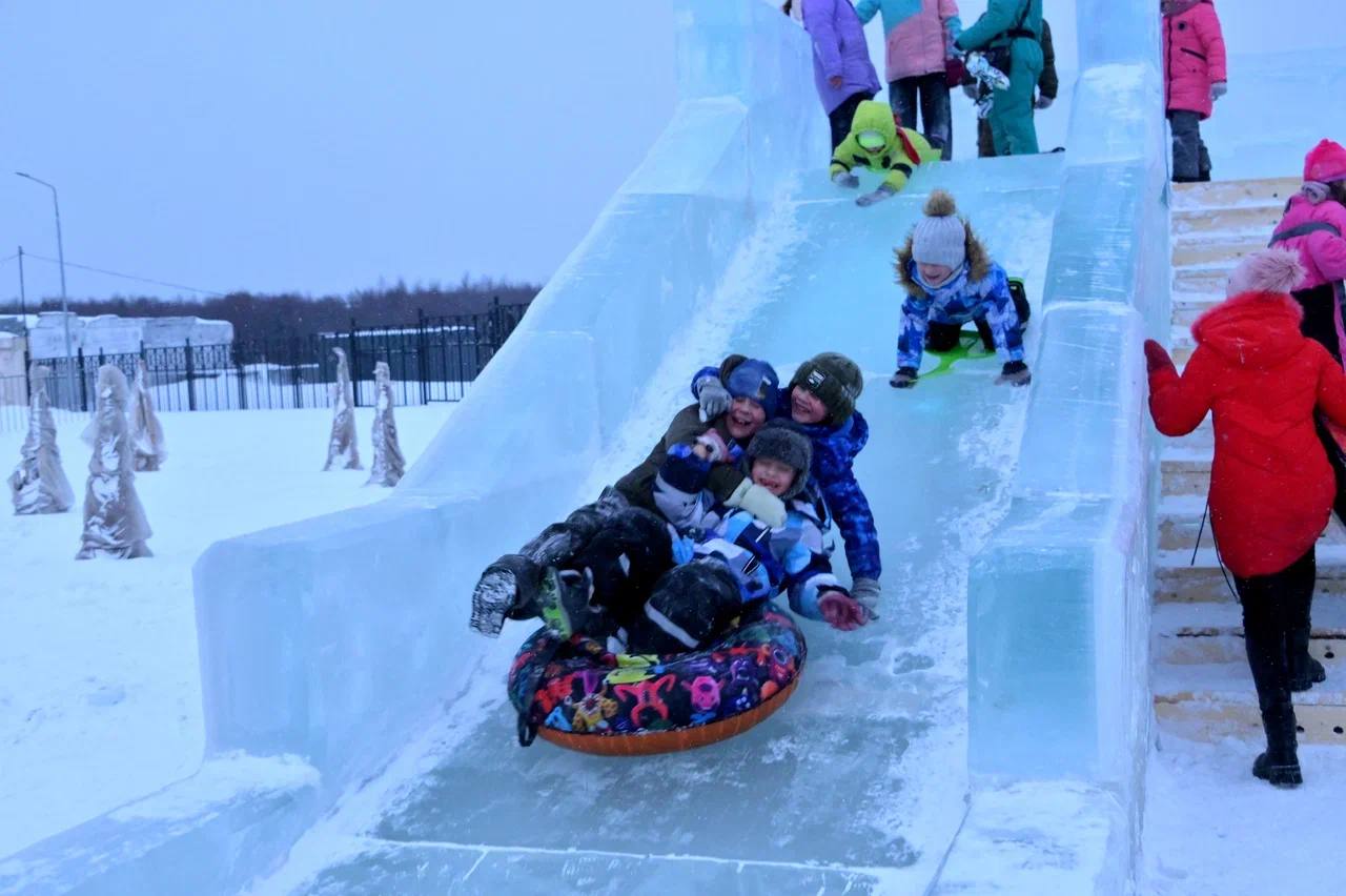 В Шахтёрске состоялось открытие главной новогодней елки В Шахтёрске состоялось открытие главной новогодней елки