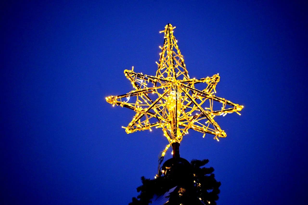 В Шахтёрске состоялось открытие главной новогодней елки В Шахтёрске состоялось открытие главной новогодней елки