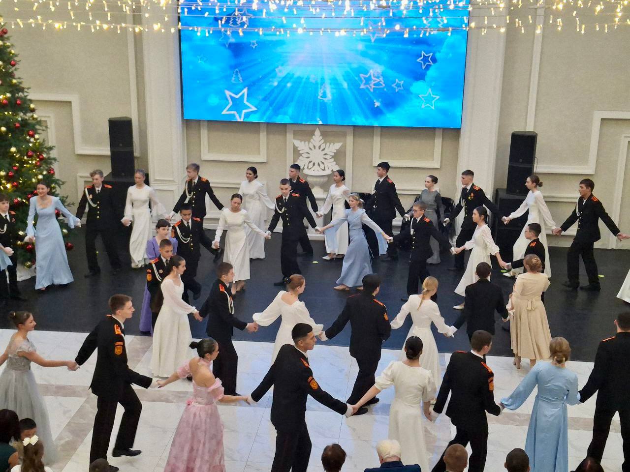 Принцев и принцесс выбрали на кадетском балу в Южно-Сахалинске Принцев и принцесс выбрали на кадетском балу в Южно-Сахалинске
