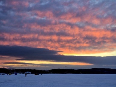 Рассвет на льду озера Тунайча
