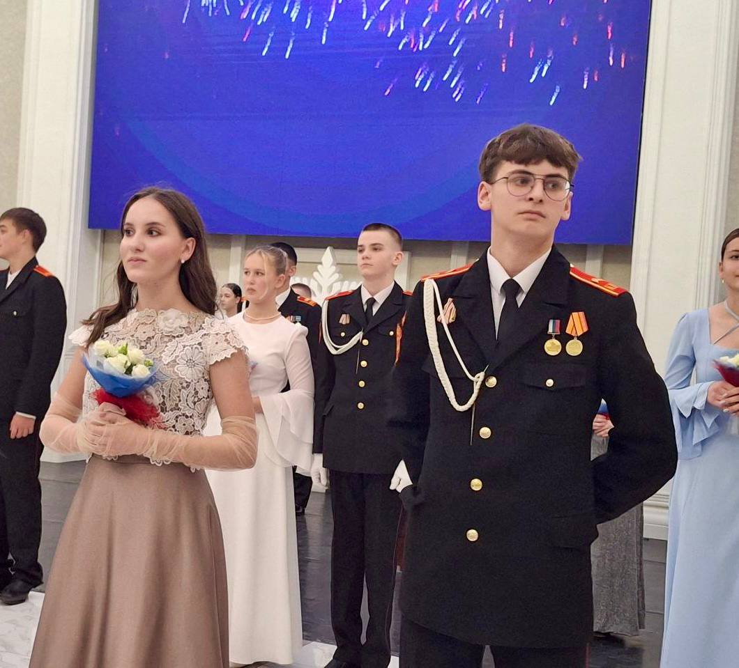 Принцев и принцесс выбрали на кадетском балу в Южно-Сахалинске Принцев и принцесс выбрали на кадетском балу в Южно-Сахалинске
