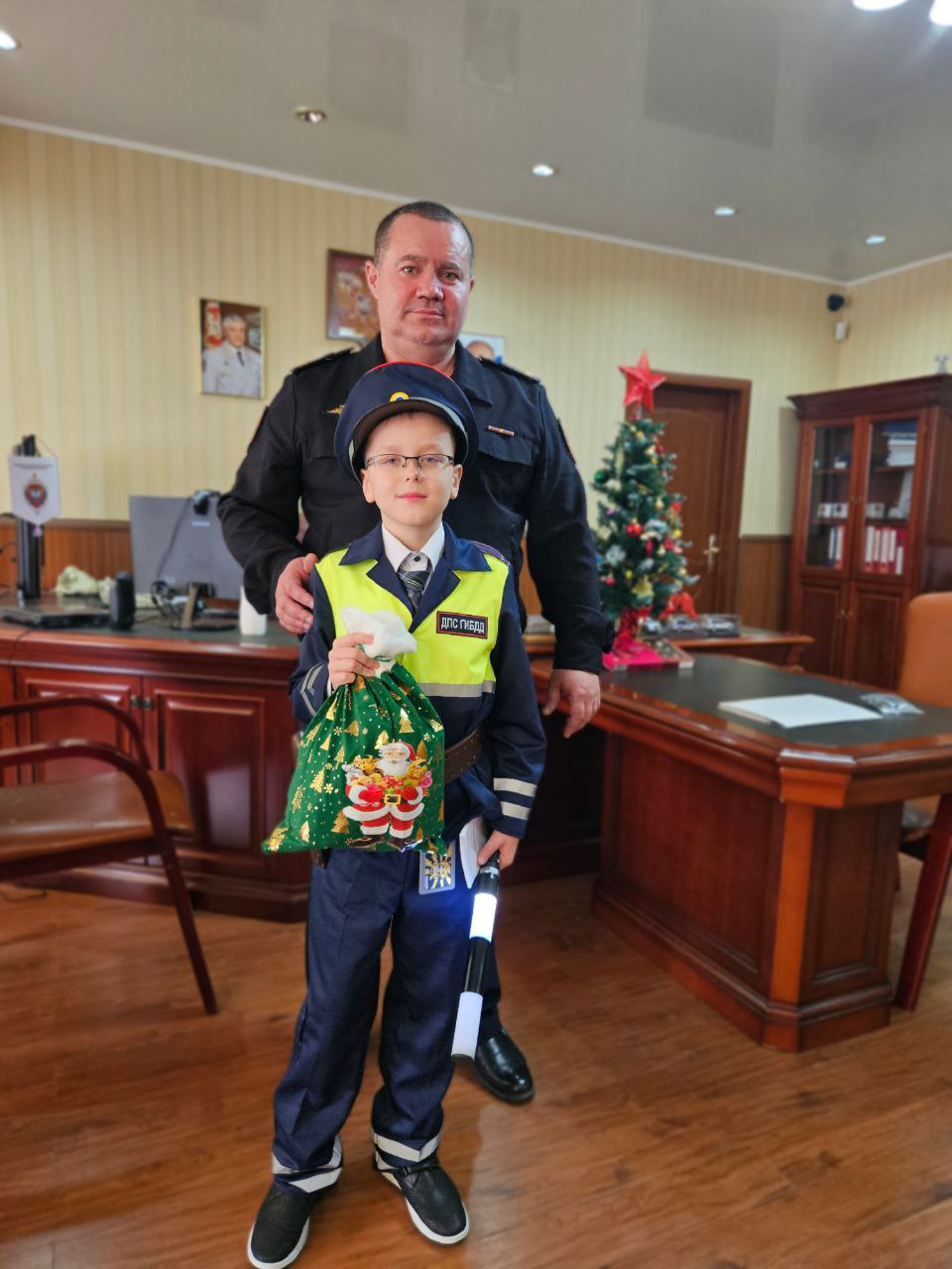 Под Новый год мечты сбываются! Третьеклассник побывал в Госавтоинспекции Сахалинской области