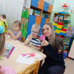 Сотрудники Госавтоинспекции Корсакова устроили мастер-класс для дошкольников в рамках кампании «Безопасная зима»