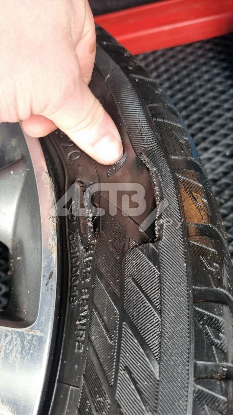 Пробиты баллоны, деформирован диск: опасная яма стала ловушкой для сахалинских автомобилистов Пробиты баллоны, деформирован диск: опасная яма стала ловушкой для сахалинских автомобилистов