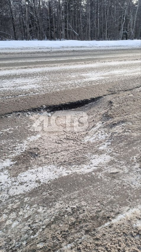 Пробиты баллоны, деформирован диск: опасная яма стала ловушкой для сахалинских автомобилистов