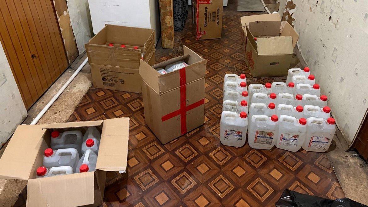 Иностранная гражданка, из-под полы продававшая спирт в магазине, изобличена полицией Сахалина