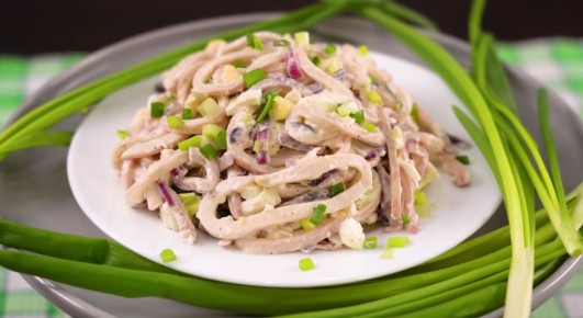 Нежный салат с кальмарами: простота и изысканность в каждой ложке