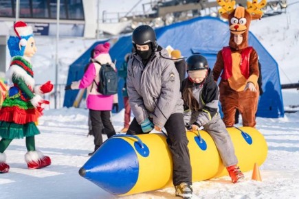Друзья! Каникулы продолжаются, и мы заряжаем их энергией и смехом на нашей любимой горе