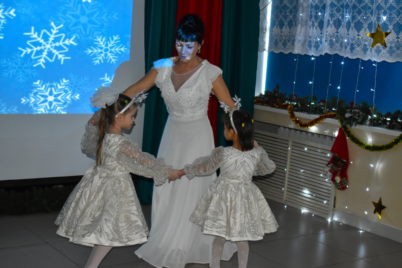 Сотрудники следственного управления СК России по Сахалинской области совместно с коллегами из Сахалинского следственного отдела на транспорте Восточного межрегионального СУТ СК России посетили новогоднее представление... Сотрудники следственного управления СК России по Сахалинской области совместно с коллегами из Сахалинского следственного отдела на транспорте Восточного межрегионального СУТ СК России посетили новогоднее представление...