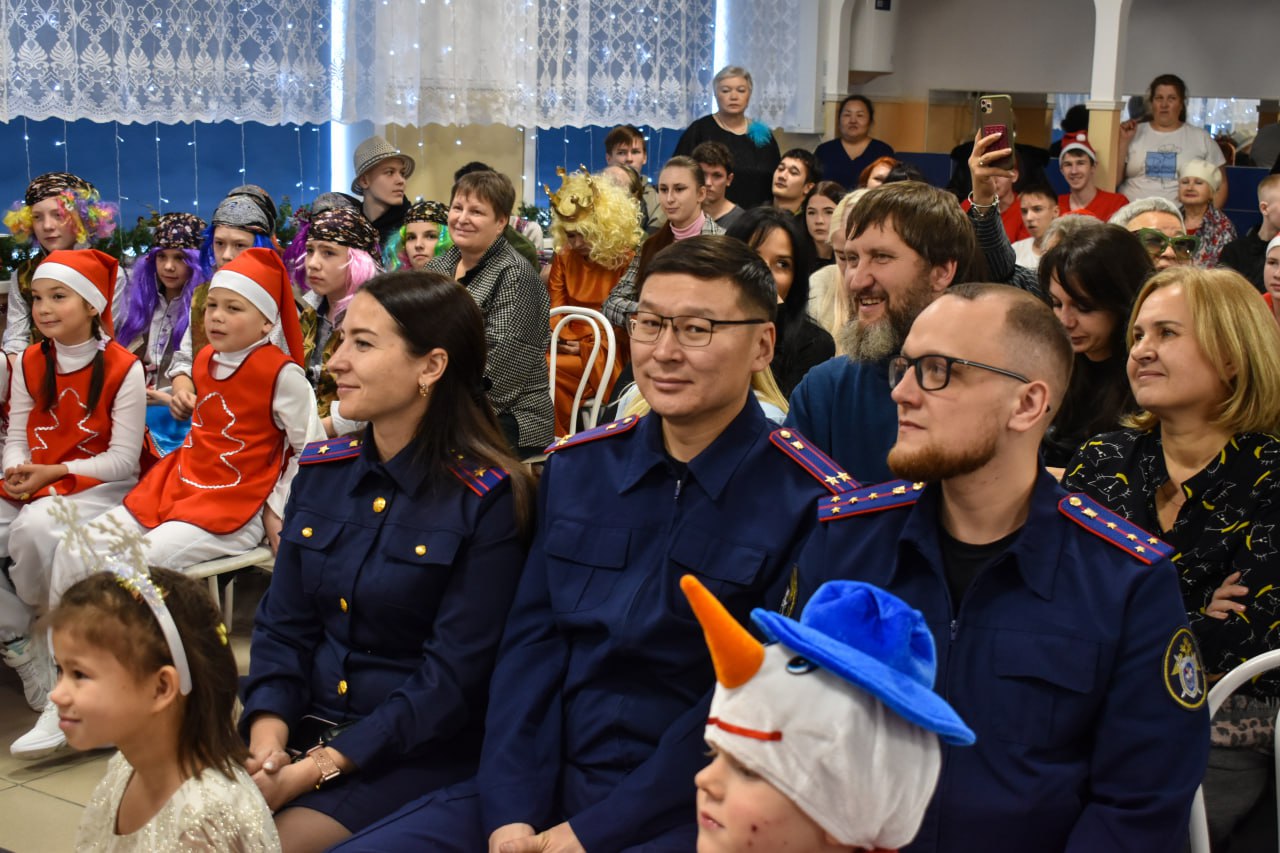 Сотрудники следственного управления СК России по Сахалинской области совместно с коллегами из Сахалинского следственного отдела на транспорте Восточного межрегионального СУТ СК России посетили новогоднее представление... Сотрудники следственного управления СК России по Сахалинской области совместно с коллегами из Сахалинского следственного отдела на транспорте Восточного межрегионального СУТ СК России посетили новогоднее представление...