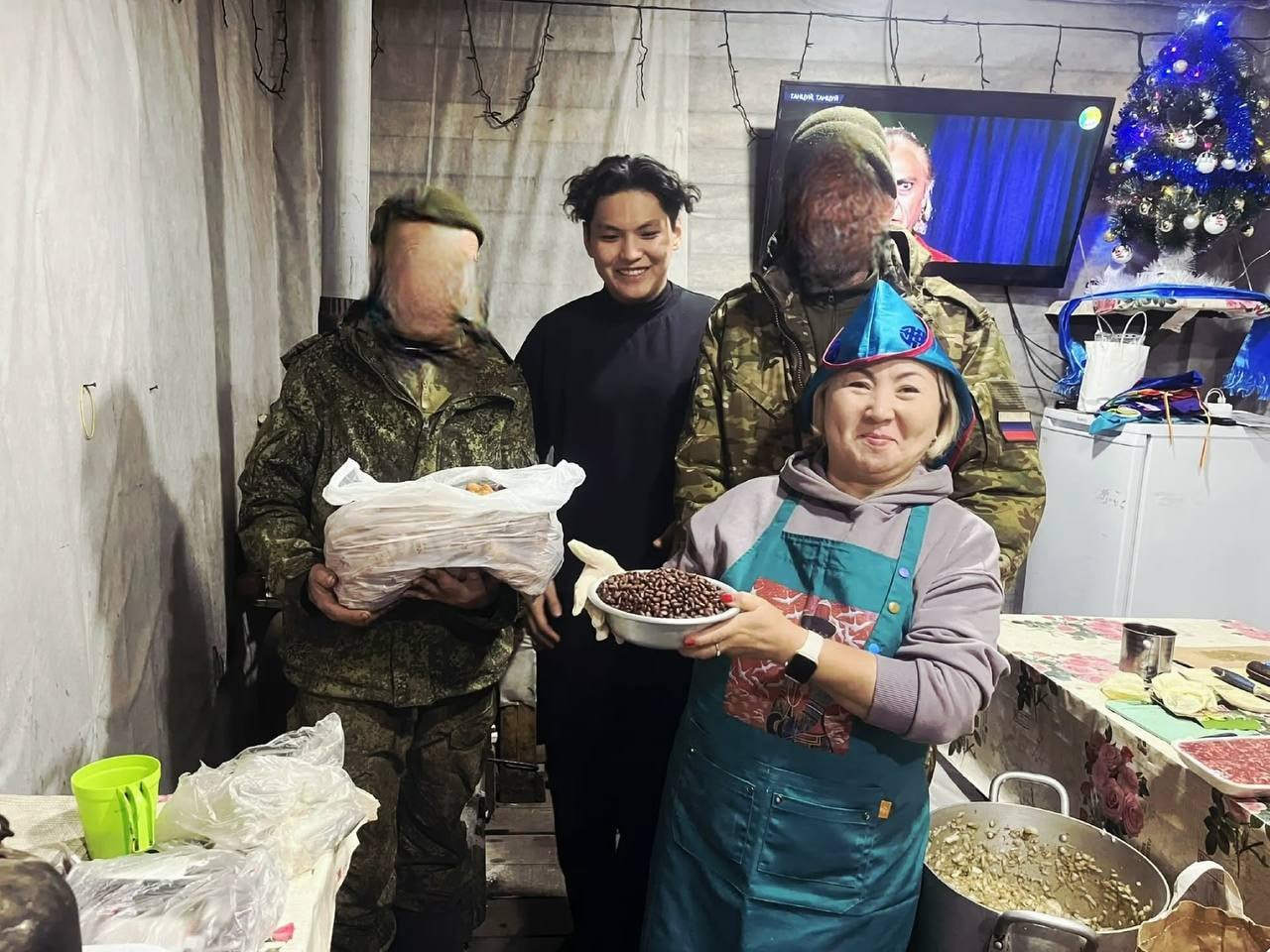 Учительница из Южно-Сахалинска с коллегами доставила подарки и антидроновые одеяла воинам в зону СВО Учительница из Южно-Сахалинска с коллегами доставила подарки и антидроновые одеяла воинам в зону СВО