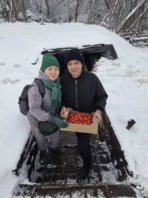 Учительница из Южно-Сахалинска с коллегами доставила подарки и антидроновые одеяла воинам в зону СВО