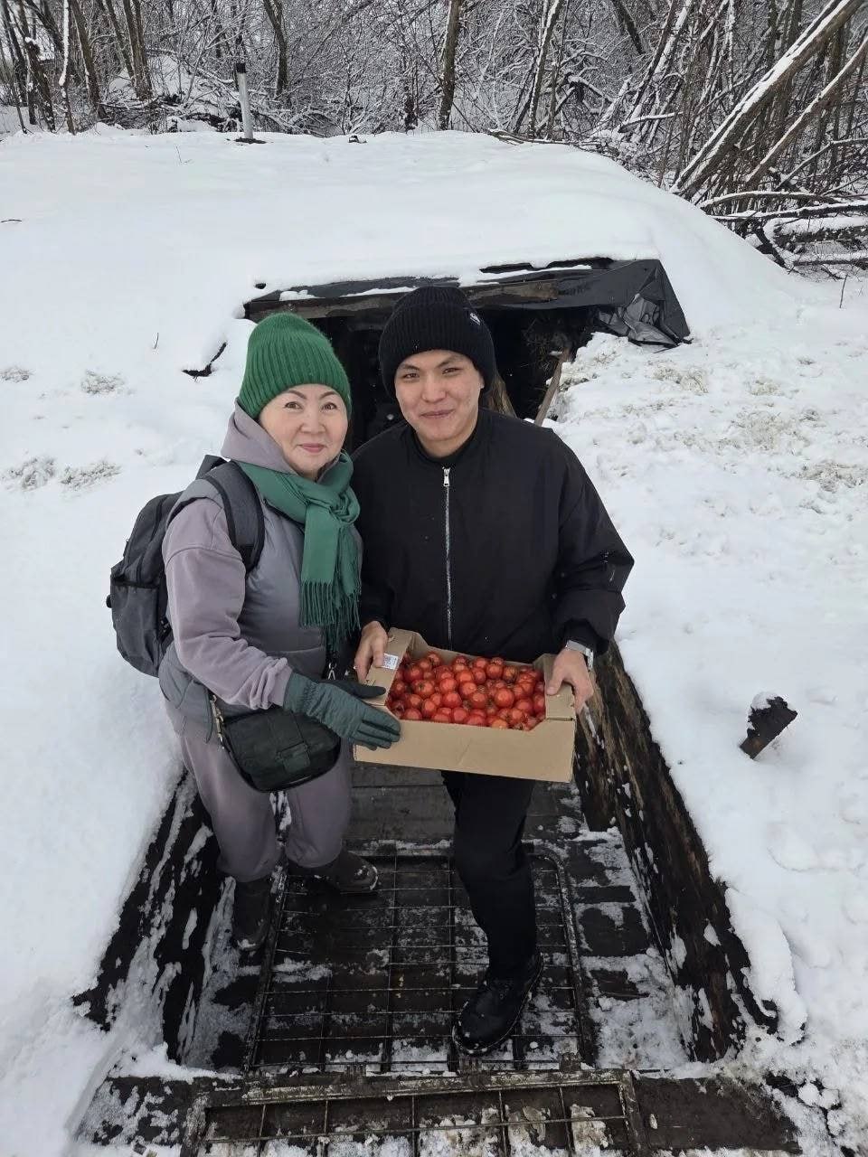 Учительница из Южно-Сахалинска с коллегами доставила подарки и антидроновые одеяла воинам в зону СВО