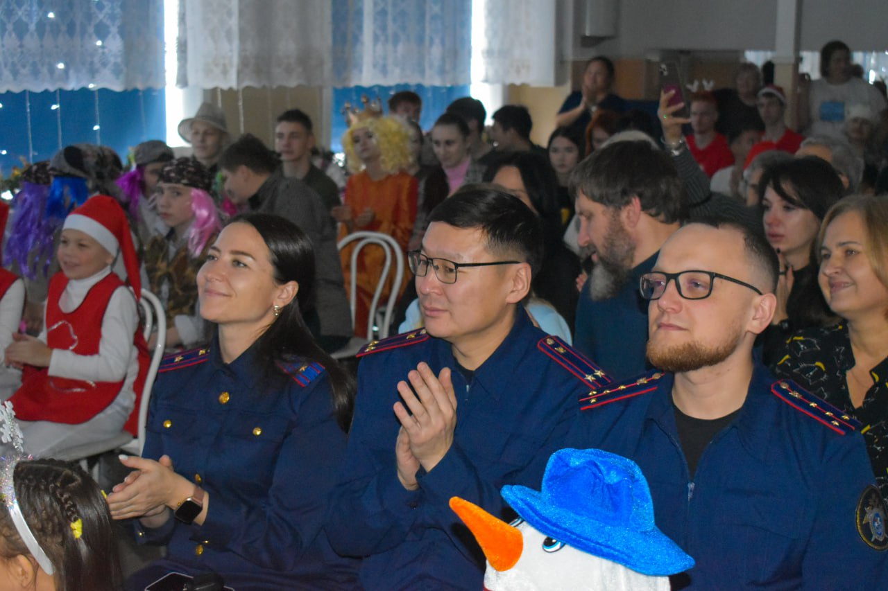 Сотрудники следственного управления СК России по Сахалинской области совместно с коллегами из Сахалинского следственного отдела на транспорте Восточного межрегионального СУТ СК России посетили новогоднее представление... Сотрудники следственного управления СК России по Сахалинской области совместно с коллегами из Сахалинского следственного отдела на транспорте Восточного межрегионального СУТ СК России посетили новогоднее представление...