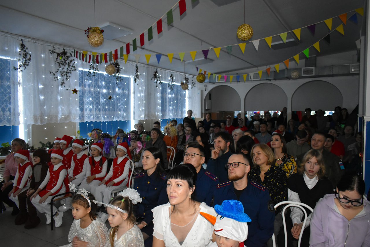 Сотрудники следственного управления СК России по Сахалинской области совместно с коллегами из Сахалинского следственного отдела на транспорте Восточного межрегионального СУТ СК России посетили новогоднее представление...