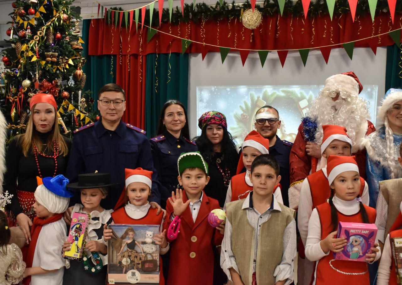 Сотрудники следственного управления СК России по Сахалинской области совместно с коллегами из Сахалинского следственного отдела на транспорте Восточного межрегионального СУТ СК России посетили новогоднее представление... Сотрудники следственного управления СК России по Сахалинской области совместно с коллегами из Сахалинского следственного отдела на транспорте Восточного межрегионального СУТ СК России посетили новогоднее представление...