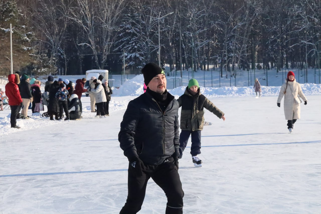 Сахалинцы открыли Декаду спорта катанием на коньках Сахалинцы открыли Декаду спорта катанием на коньках