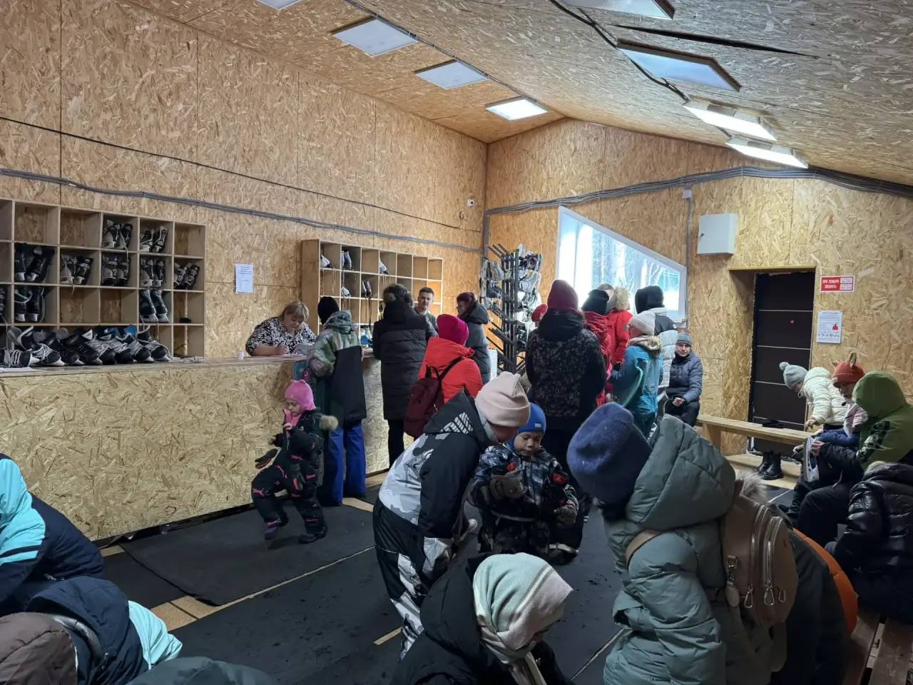 Массовые катания стартовали на стадионе «Космос» в городском парке