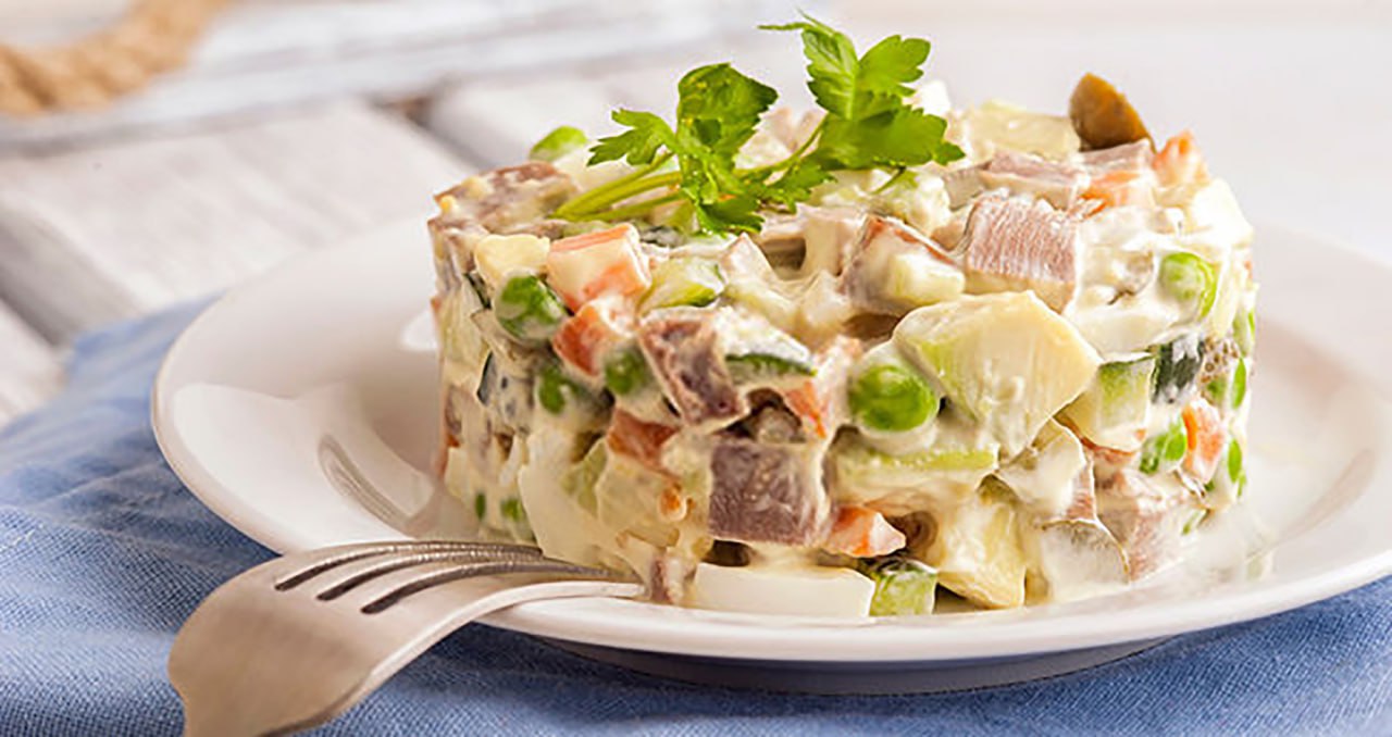 "Оливье" и "сельдь под шубой" стали и самыми любимыми, и самыми надоевшими салатами