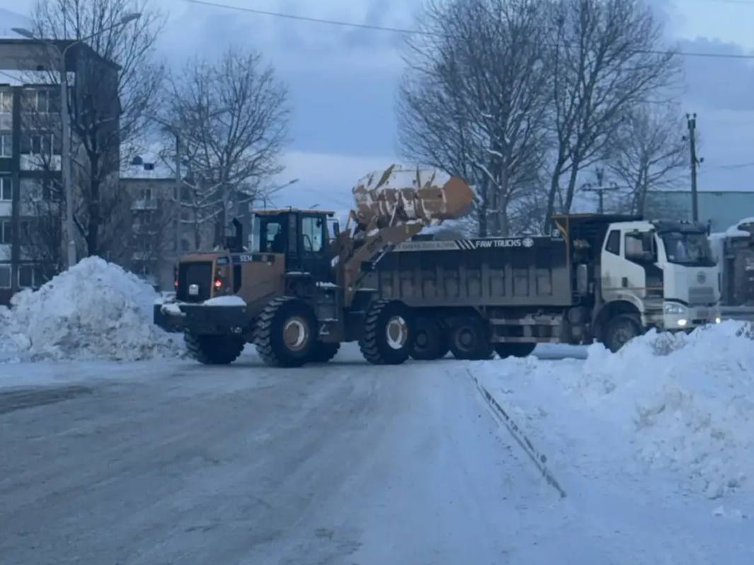 Сергей Надсадин: Более 260 тысяч кубометров снега вывезли дорожники на городские полигоны с начала сезона Сергей Надсадин: Более 260 тысяч кубометров снега вывезли дорожники на городские полигоны с начала сезона