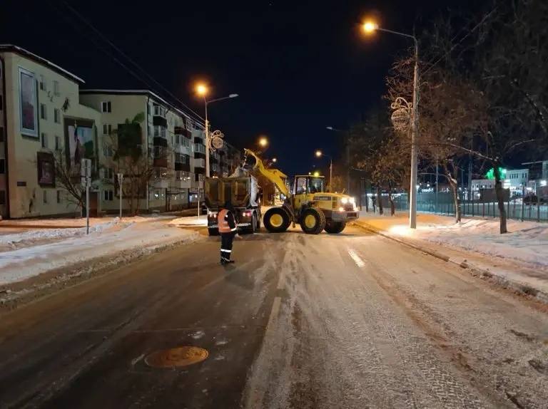 Сергей Надсадин: Более 260 тысяч кубометров снега вывезли дорожники на городские полигоны с начала сезона Сергей Надсадин: Более 260 тысяч кубометров снега вывезли дорожники на городские полигоны с начала сезона