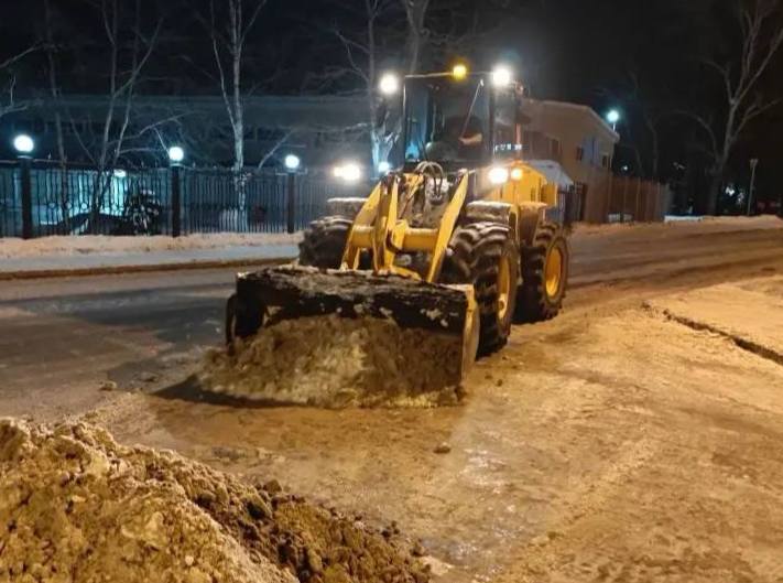 Сергей Надсадин: Более 260 тысяч кубометров снега вывезли дорожники на городские полигоны с начала сезона Сергей Надсадин: Более 260 тысяч кубометров снега вывезли дорожники на городские полигоны с начала сезона