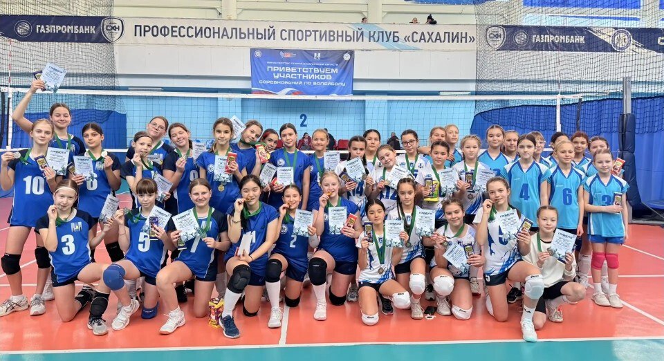 Пять команд приняли участие в открытом Новогоднем турнире по волейболу, прошедшем в Южно-Сахалинске