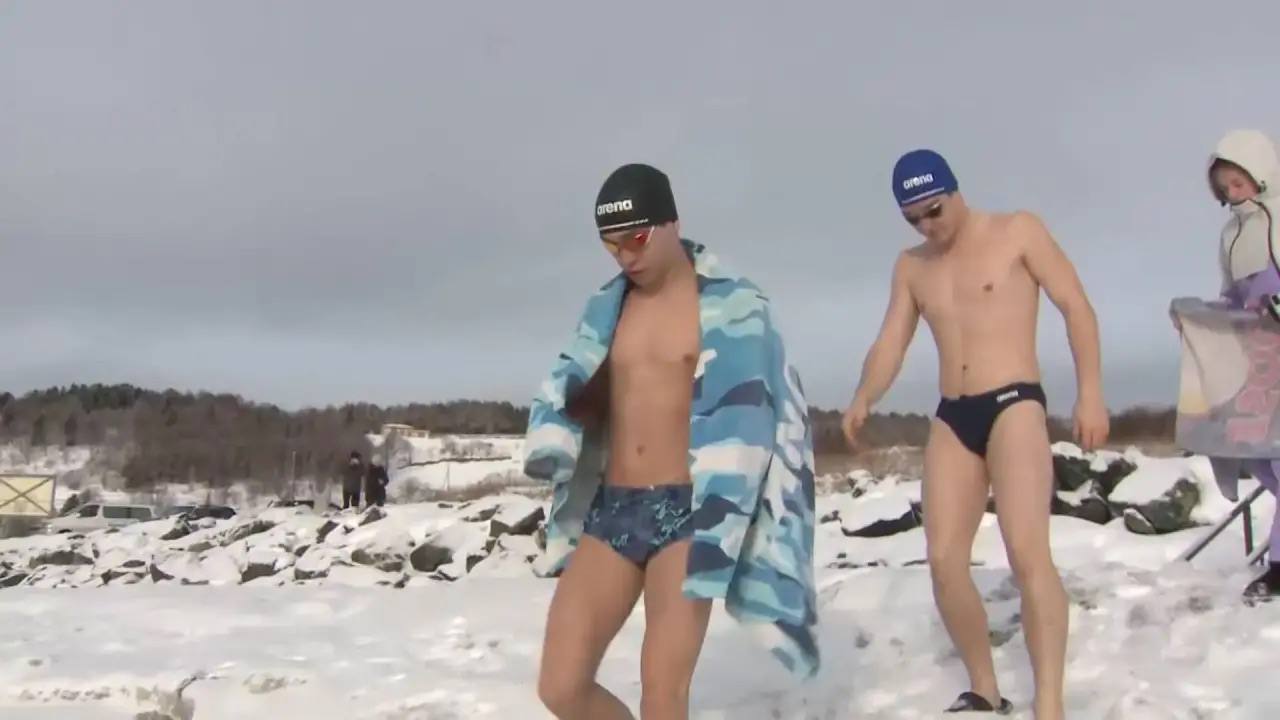 Сахалинские моржи открывают сезон зимнего плавания