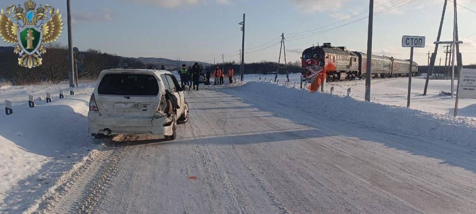 Пригородный поезд и легковушка столкнулись на ж/д переезде в Холмском районе