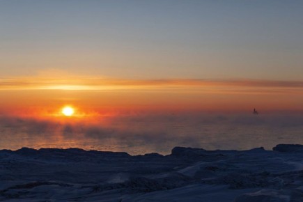 Сахалинец сфотографировал буровую платформу «Орлан» на рассвете