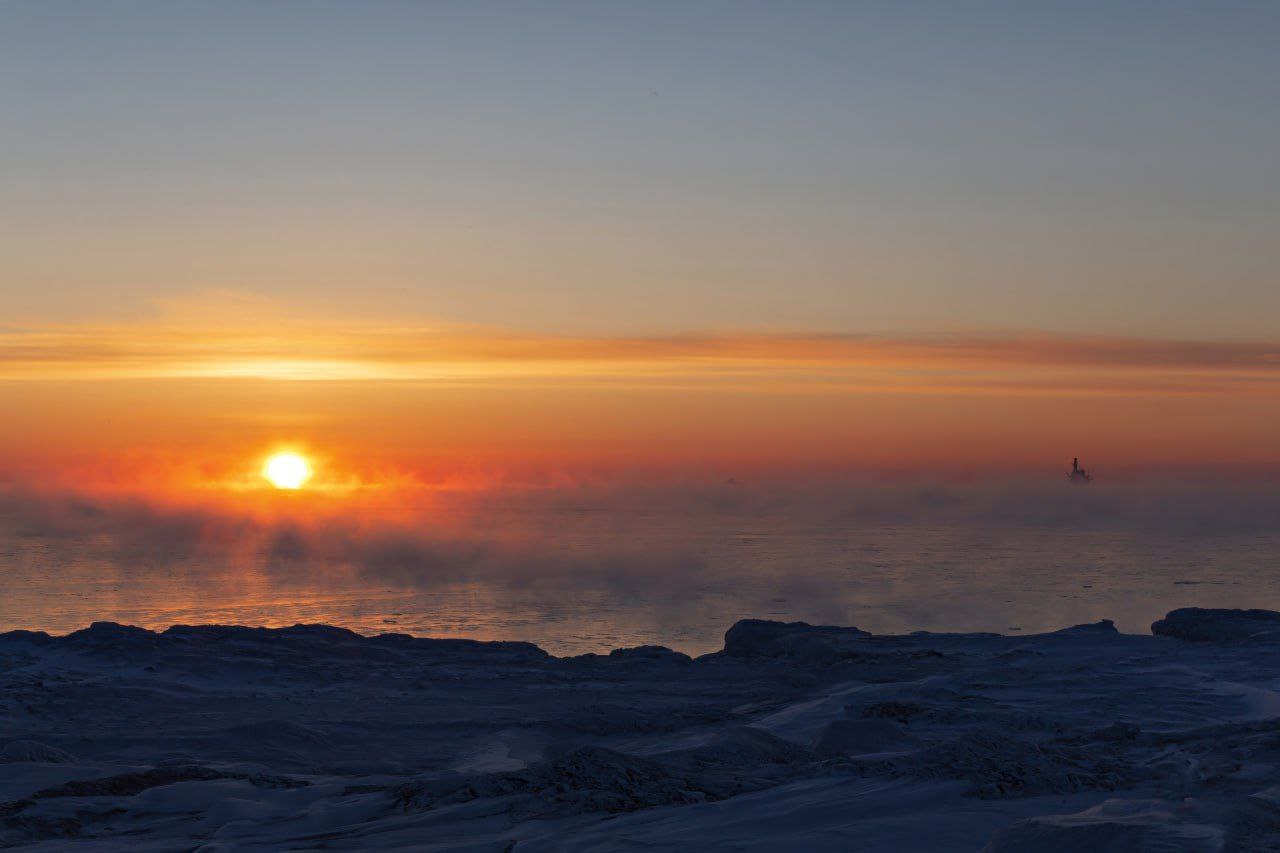 Сахалинец сфотографировал буровую платформу «Орлан» на рассвете
