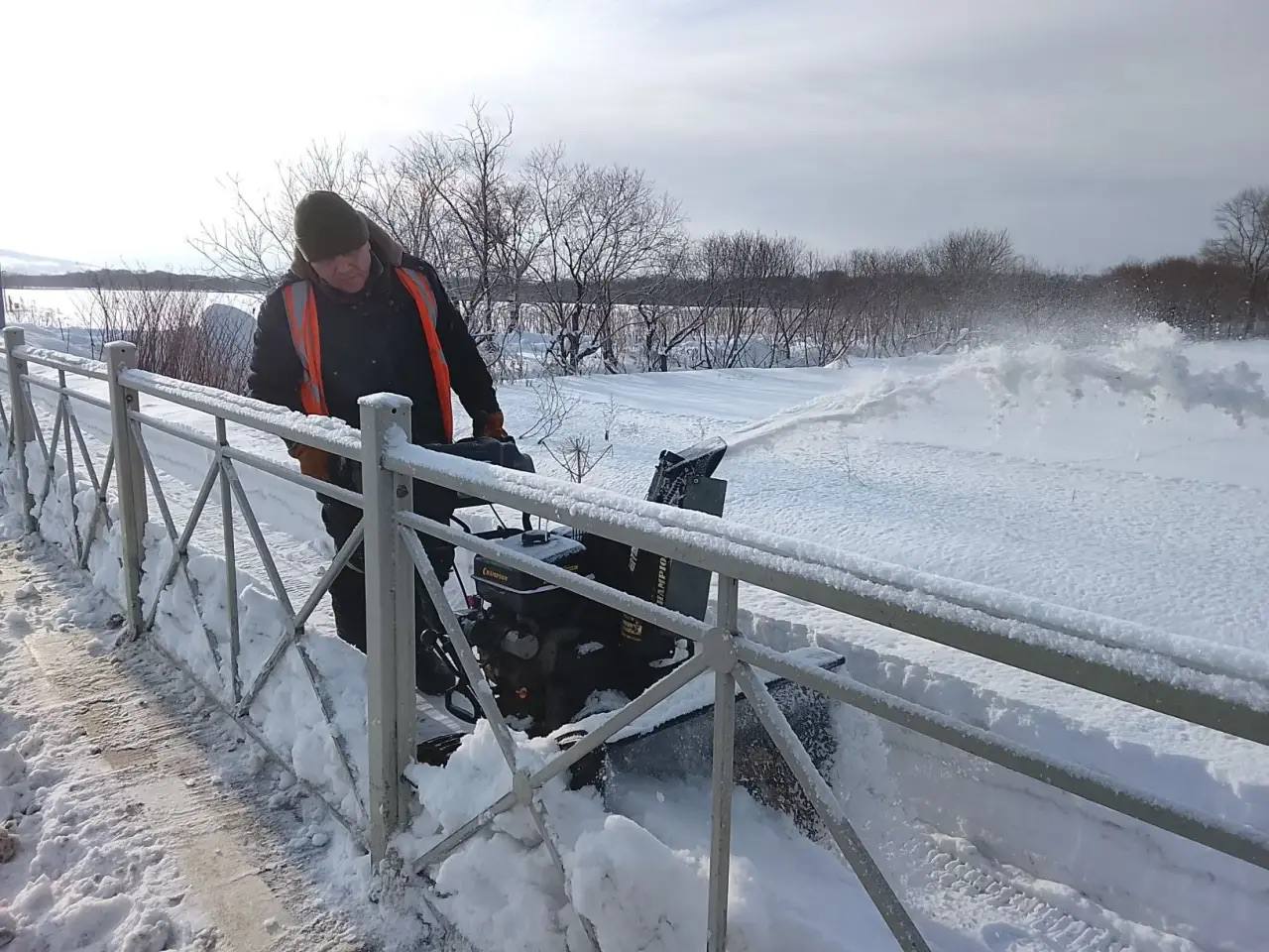 Несмотря на праздничные дни, поставить свою работу на «стоп» островные дорожники не могут Несмотря на праздничные дни, поставить свою работу на «стоп» островные дорожники не могут
