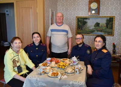 Сотрудники следственного управления СК России по Сахалинской области поздравили семью ветерана Великой Отечественной войны с Новым годом и Рождеством Христовым