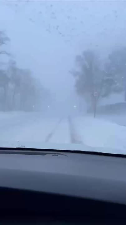 Сразу несколько участков сахалинских дорог перекрыли из-за метели