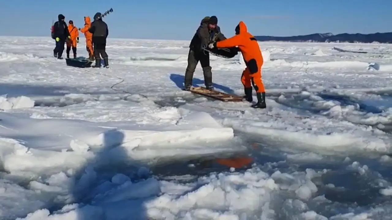 Лёд ушёл из-под ног.. Больше десяти человек провалились в воду во время зимней рыбалки на озере Изменчивое с начала сезона. Сейчас удить рыбу здесь небезопасно. Дальше 400 метров от берега лёд тоньше десяти сантиметров....