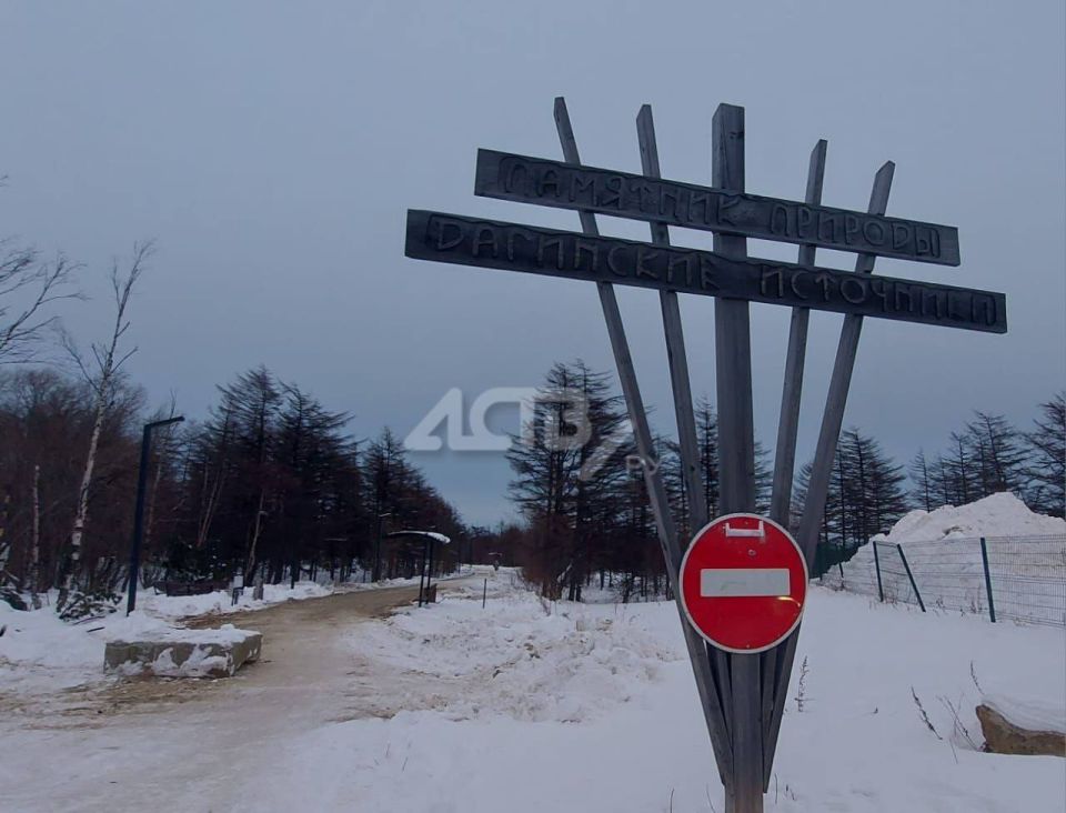 Вопиющий случай произошёл в Ногликском районе: автохам на японском седане прокатился по дорожкам памятника природы — Дагинским термальным источникам