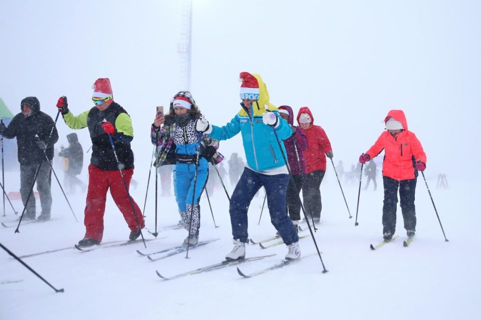 Декаду спорта и здоровья сахалинцы завершили "Рождественской лыжней"