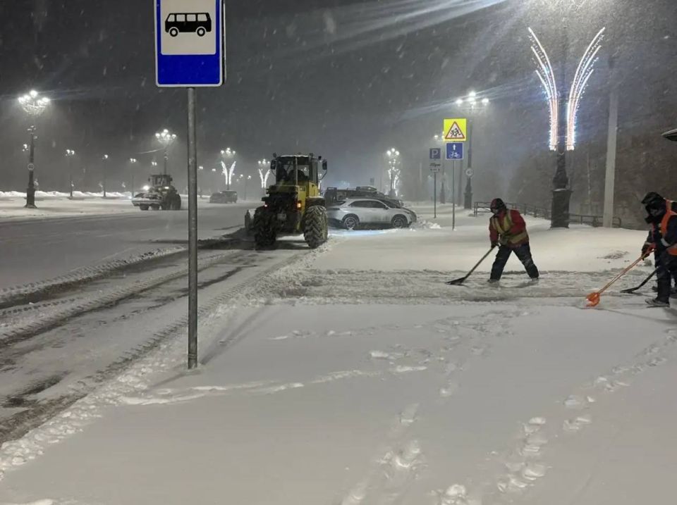 Ночью дорожники незамедлительно приступили к устранению последствий циклона